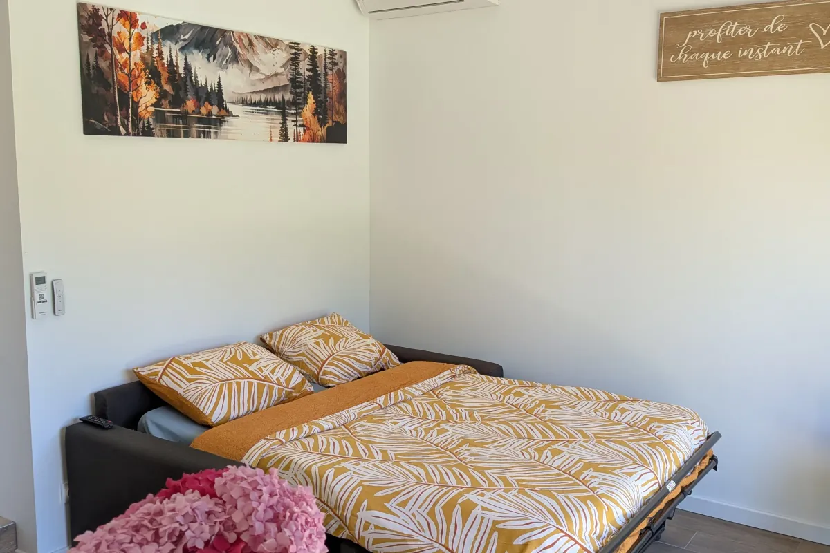 Le coin chambre et son lit — L'Escale du Midi, Renneville