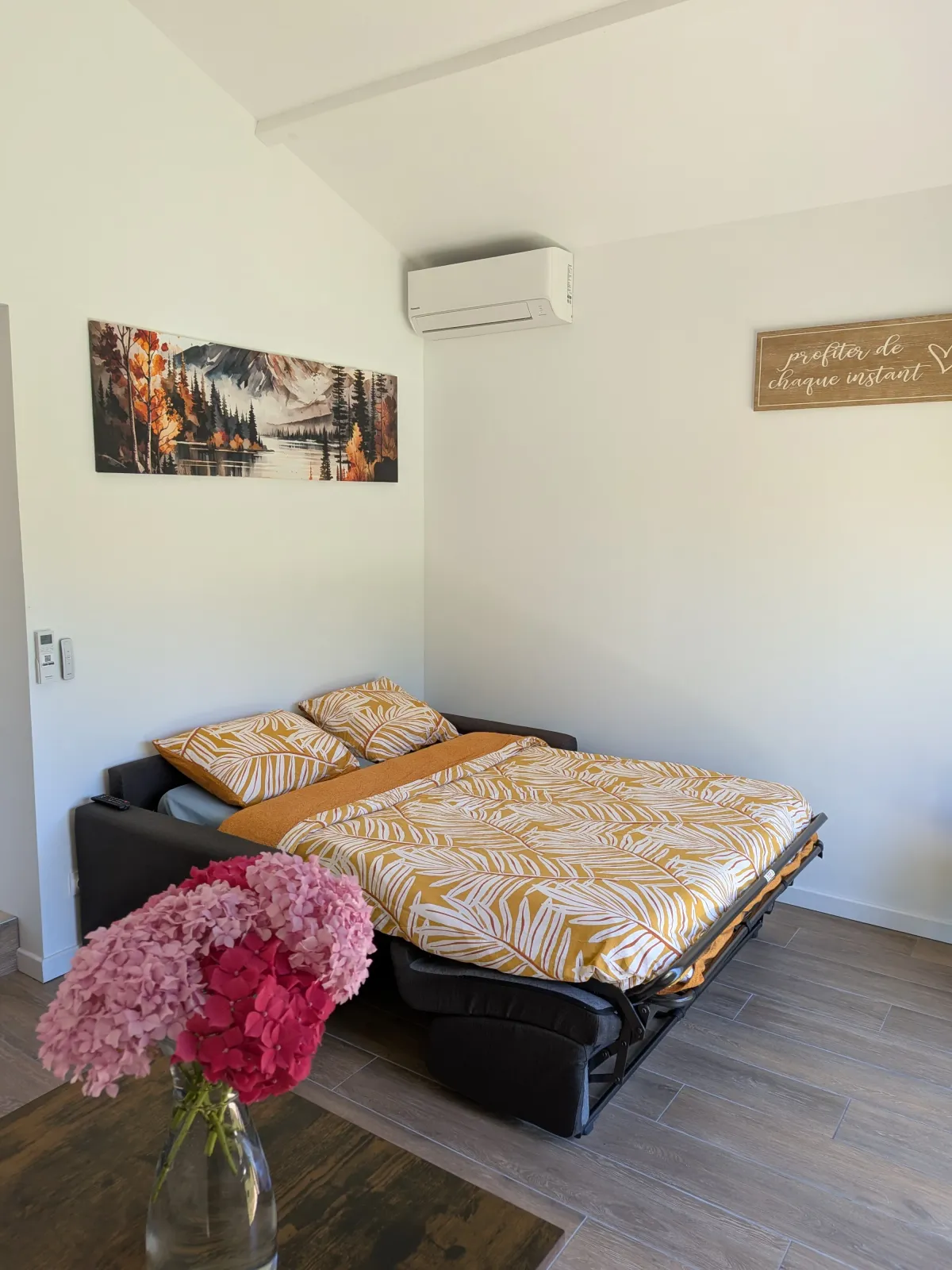 Le coin chambre et son lit — L'Escale du Midi, Renneville