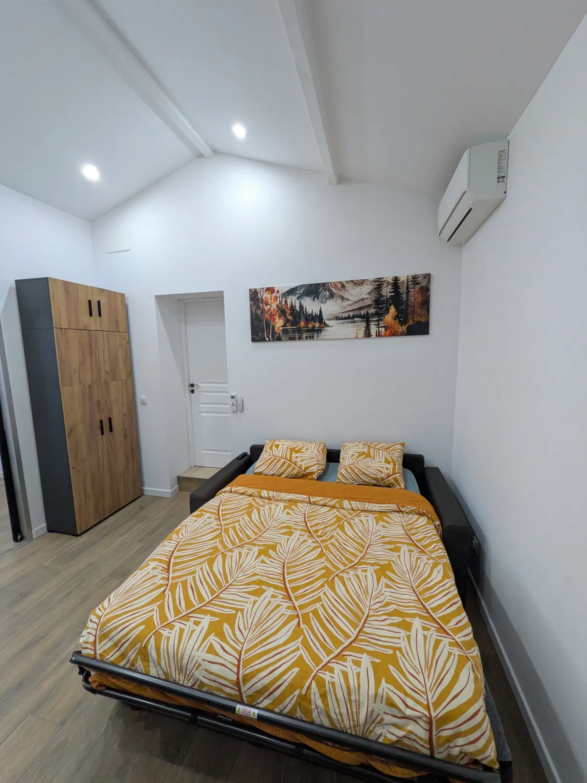Le coin chambre et son lit — L'Escale du Midi, Renneville