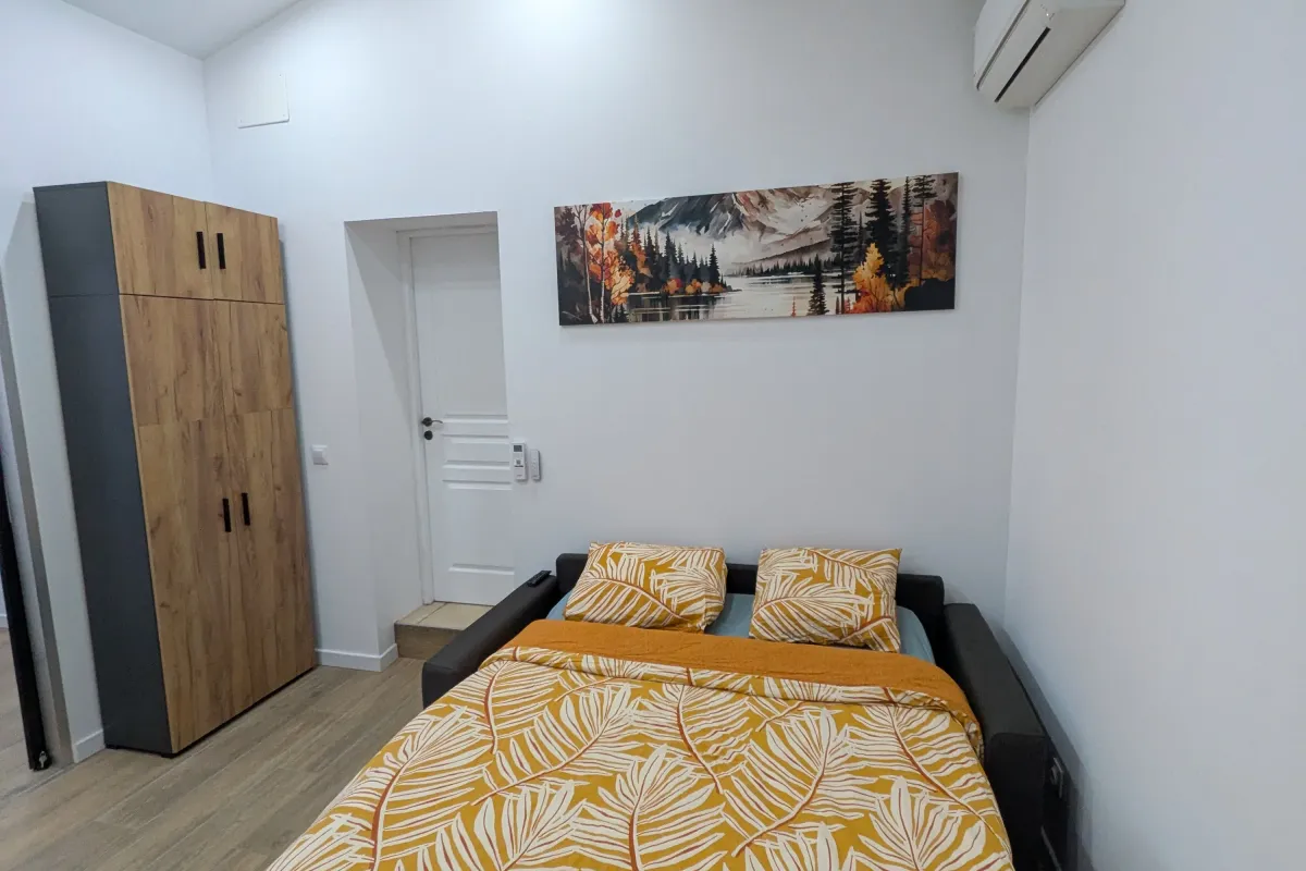 Le coin chambre et son lit — L'Escale du Midi, Renneville