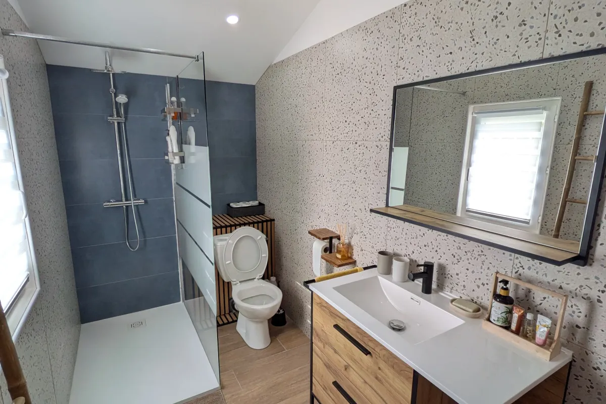 La salle d'eau privative (douche, WC, lavabo) — L'Escale du Midi, Renneville