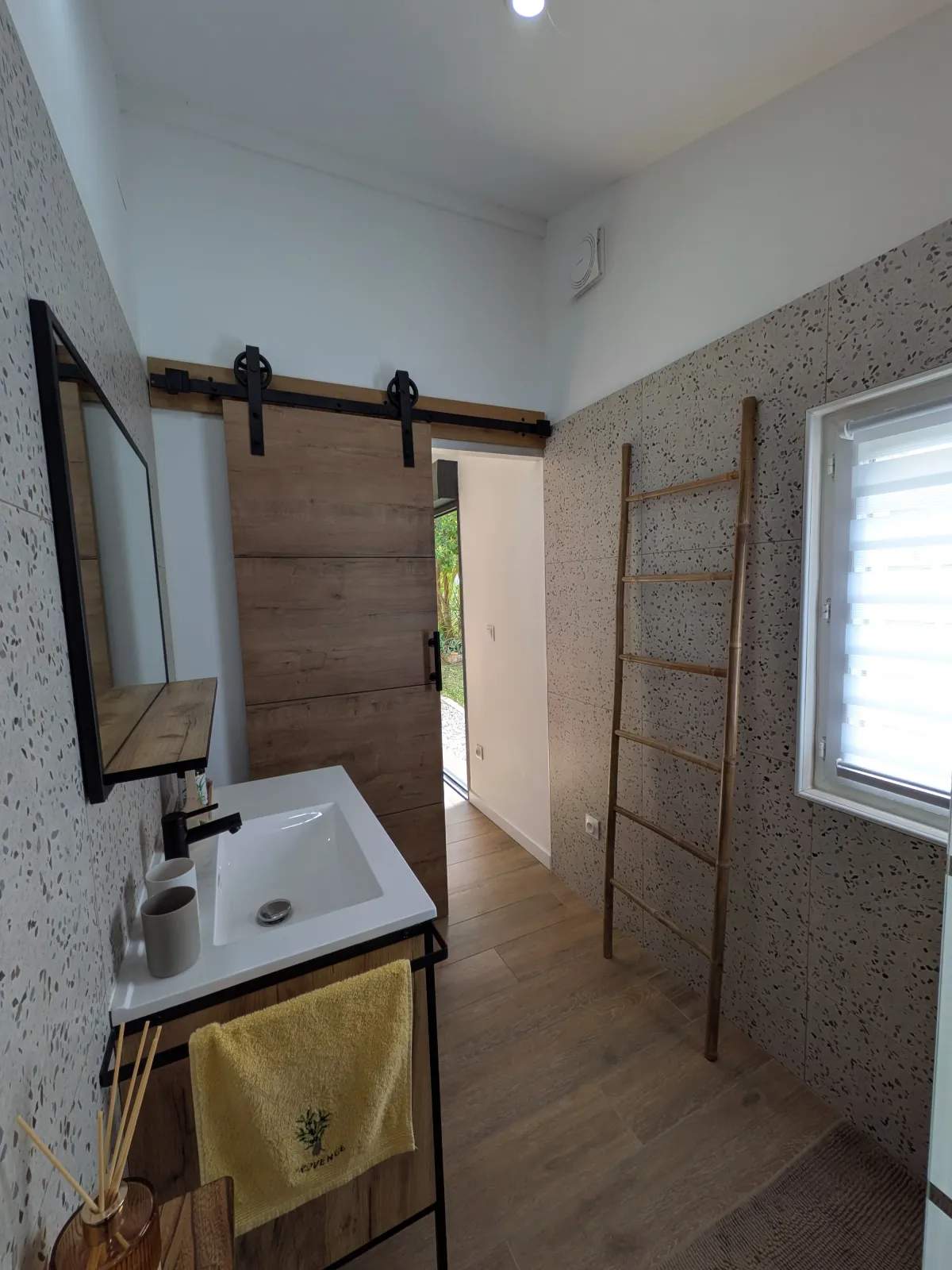 La salle d'eau privative (douche, WC, lavabo) — L'Escale du Midi, Renneville