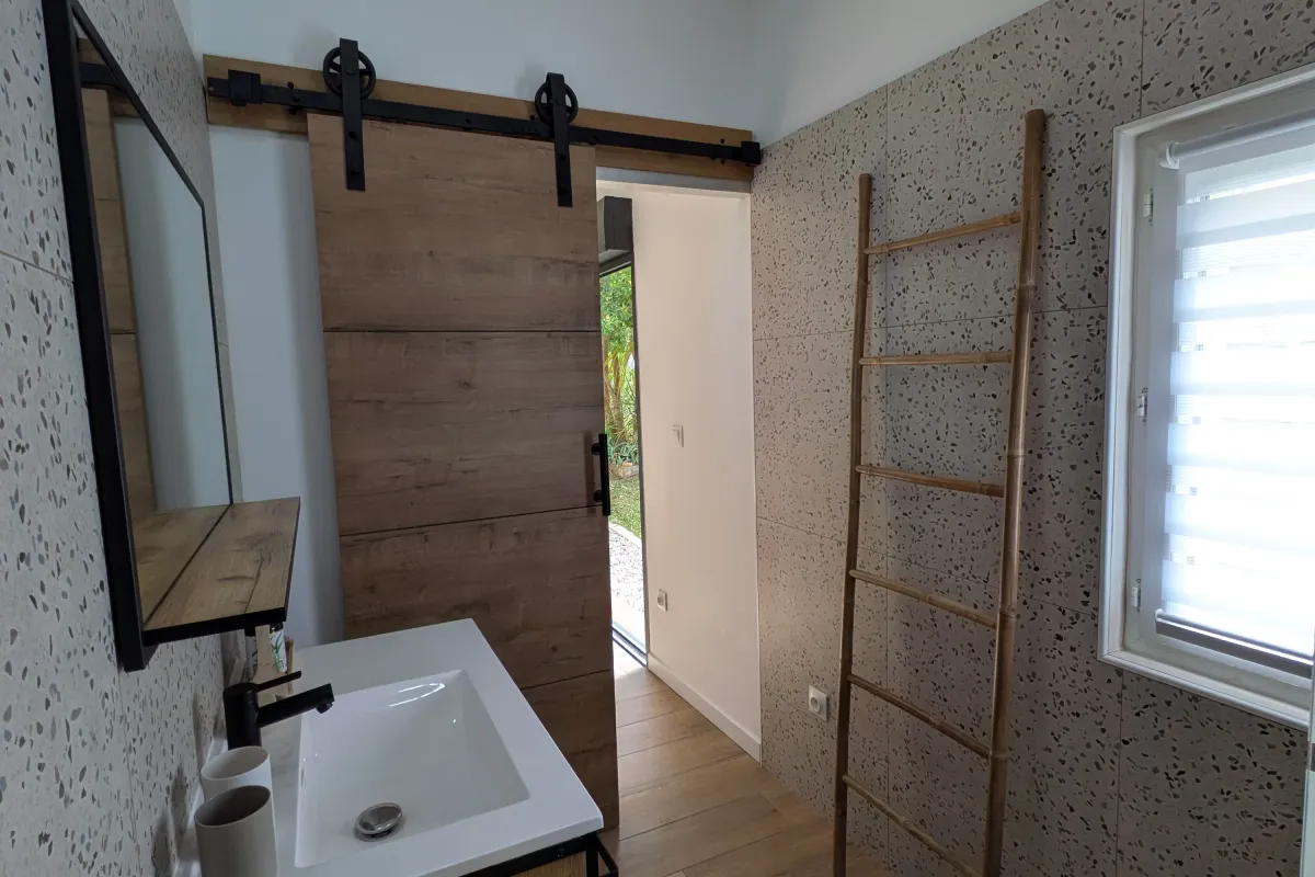 La salle d'eau privative (douche, WC, lavabo) — L'Escale du Midi, Renneville