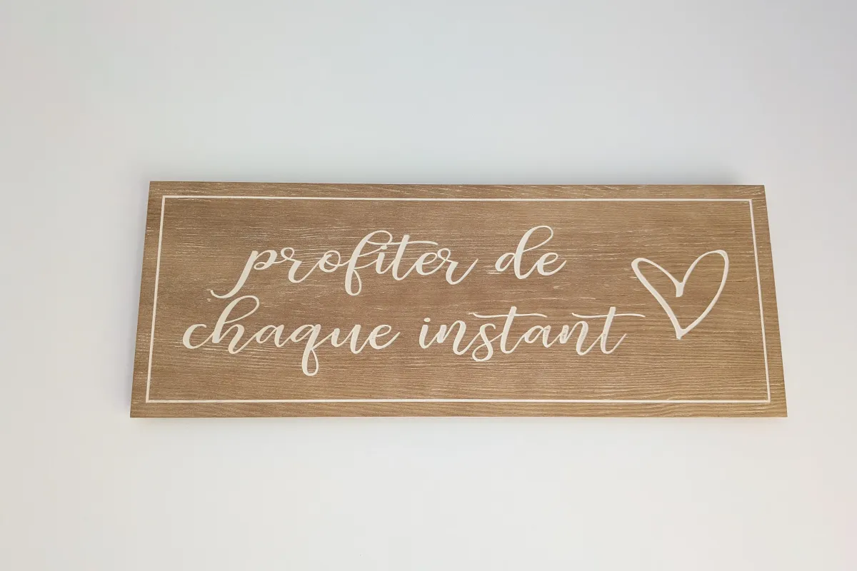 Un détail de décoration chaleureux du studio — L'Escale du Midi, Renneville