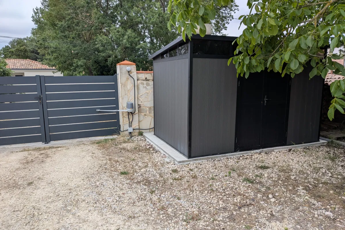 L'abri à vélos sécurisé du terrain clos — étape du Canal du Midi — L'Escale du Midi, Renneville
