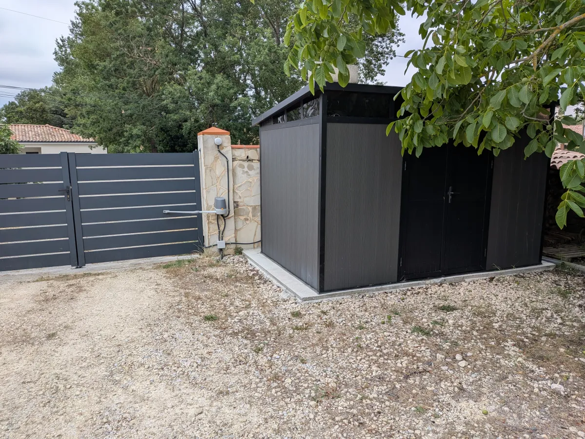 L'abri à vélos sécurisé du terrain clos — étape du Canal du Midi — L'Escale du Midi, Renneville