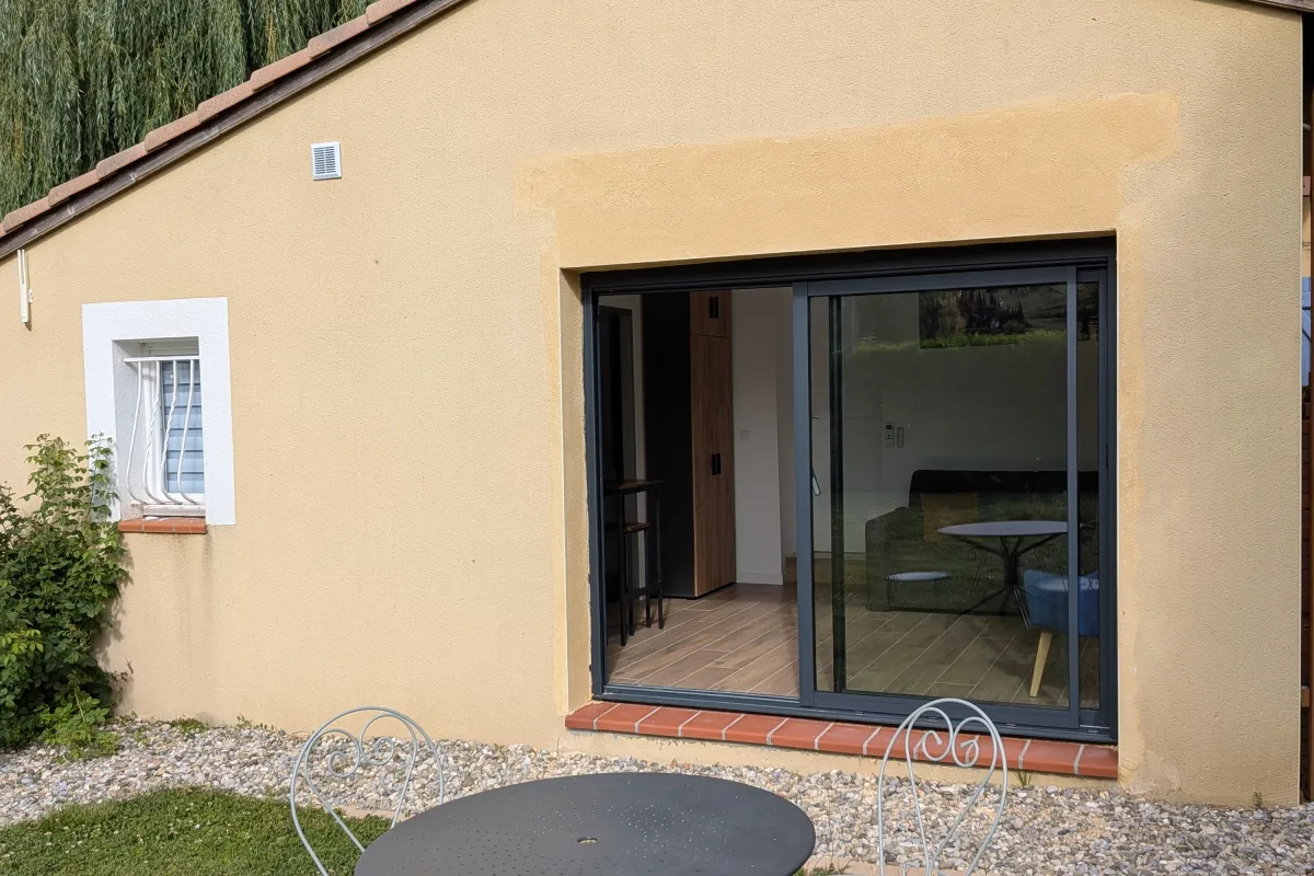 La façade du studio indépendant et sa grande baie vitrée sur le jardin — L'Escale du Midi, Renneville