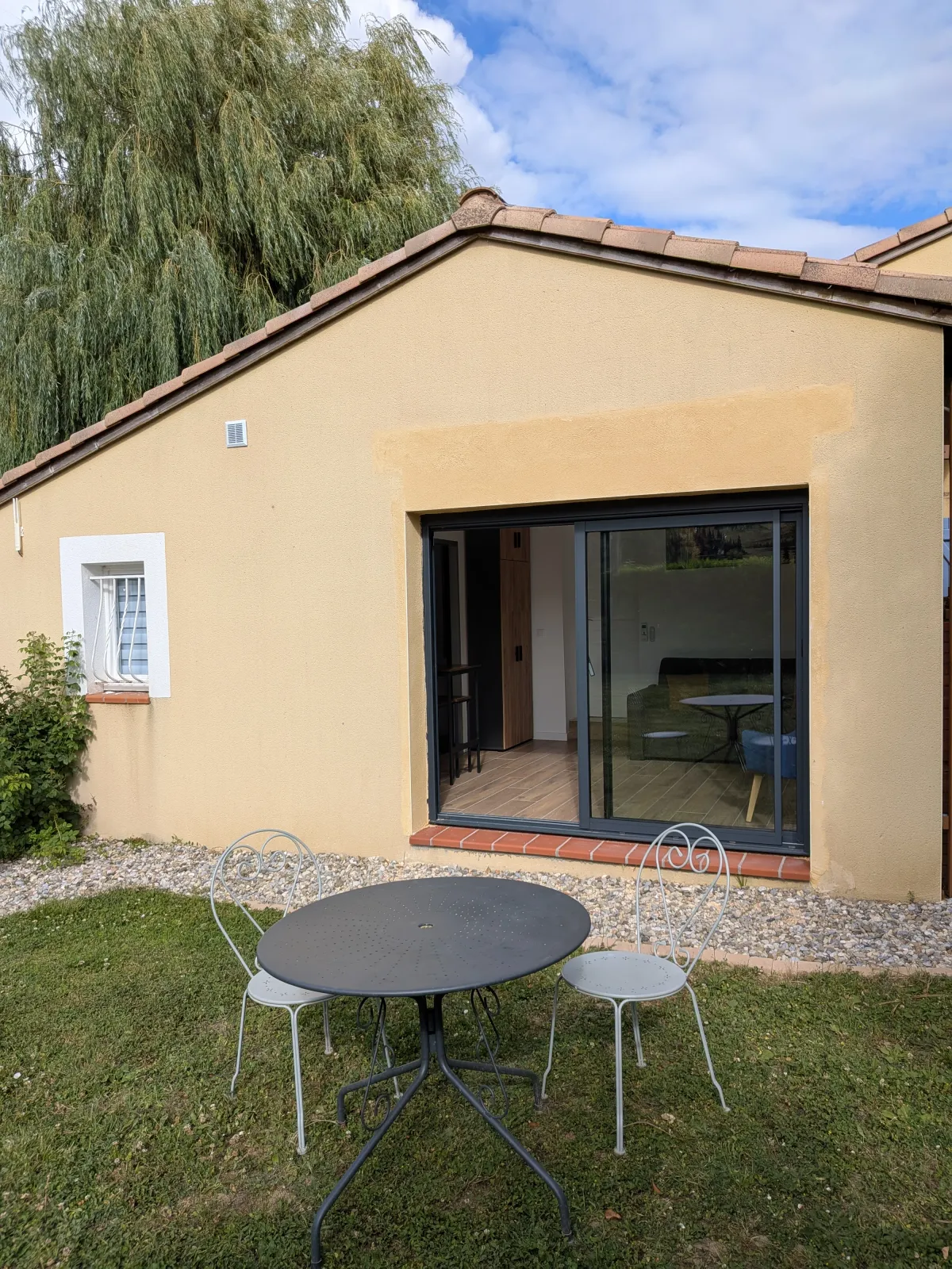 La façade du studio indépendant et sa grande baie vitrée sur le jardin — L'Escale du Midi, Renneville
